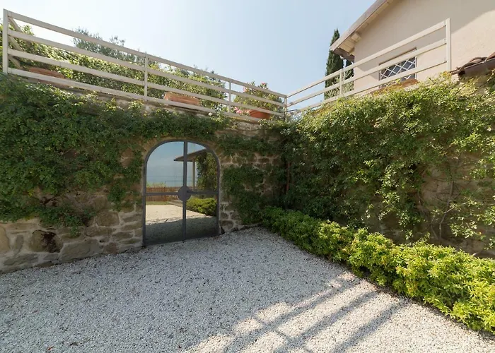 Bianca La Luna Amazing Lakeside View マジョーネ