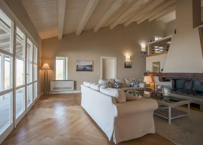 Bianca La Luna Amazing Lakeside View *